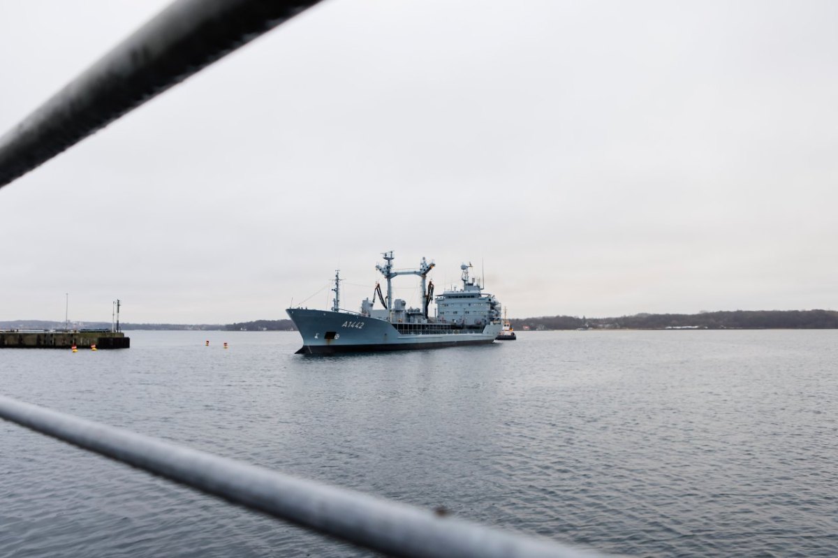 Kiel Hafen Schiff Ägäis Nato Betriebsstofftransporter Marine Weihnachten Deutschland