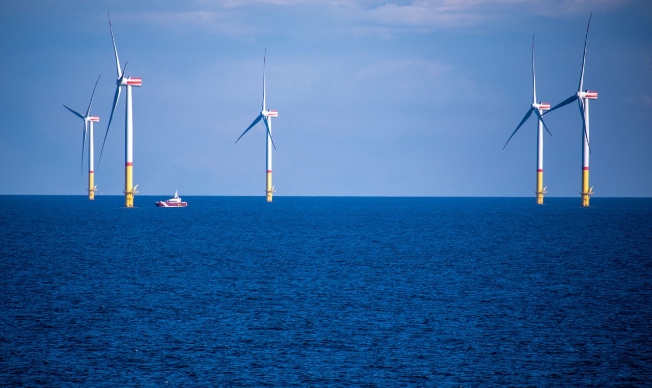 Windräder drehen sich in der Ostsee zwischen den Inseln Rügen und Bornholm. 