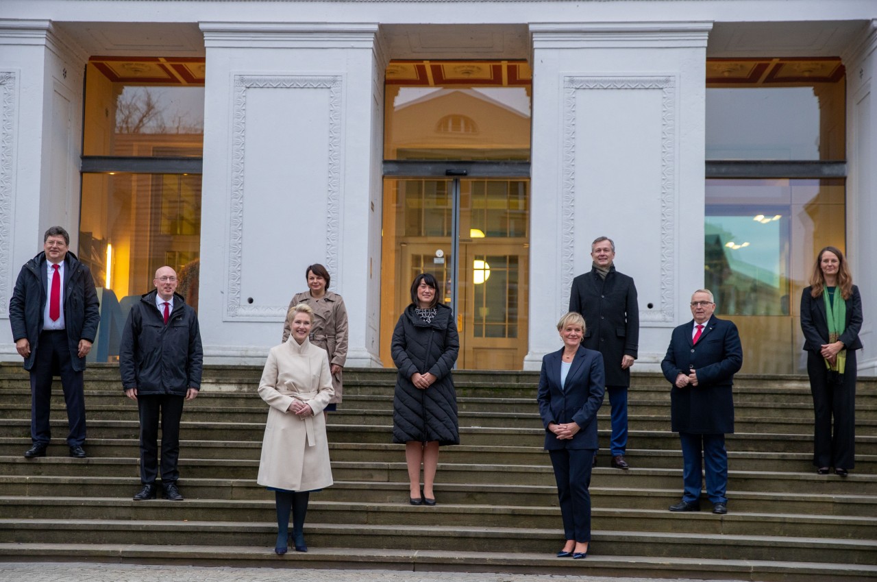 Manuela Schwesig (SPD, 3.v.l.), mit den neuen Ministern, (l-r) Reinhard Meyer (SPD, Wirtschaft), Christian Pegel (SPD, Innen), Stefanie Drese (SPD, Soziales), Jacqueline Bernhardt (Die Linke, Justiz), Heiko Geue (SPD, Finanzen), Simone Oldenburg (Die Linke, Bildung), Till Backhaus (SPD, Agrar), und Bettina Martin, (SPD, Wissenschaft)