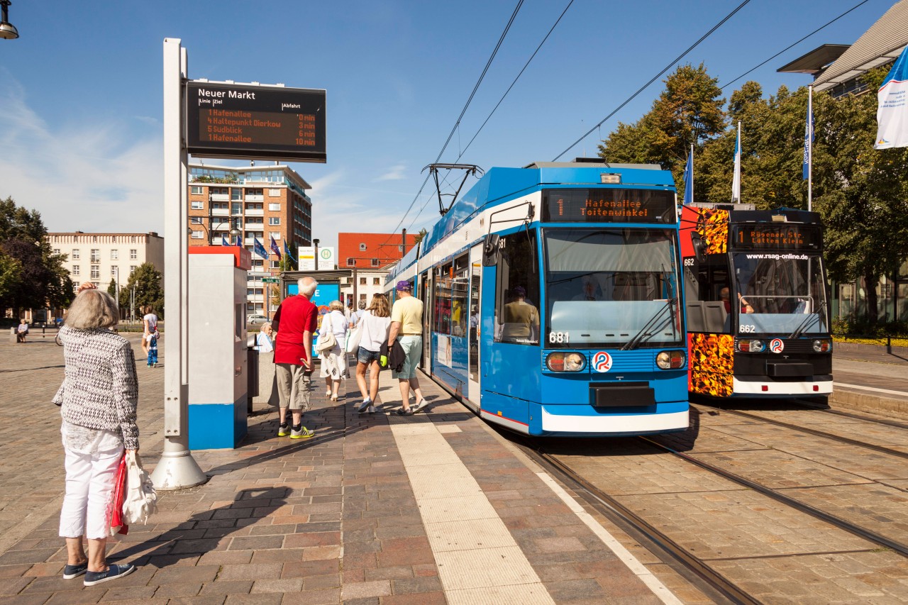 In einer Straßenbahn in Rostock sind die beiden Kinder bedroht worden.