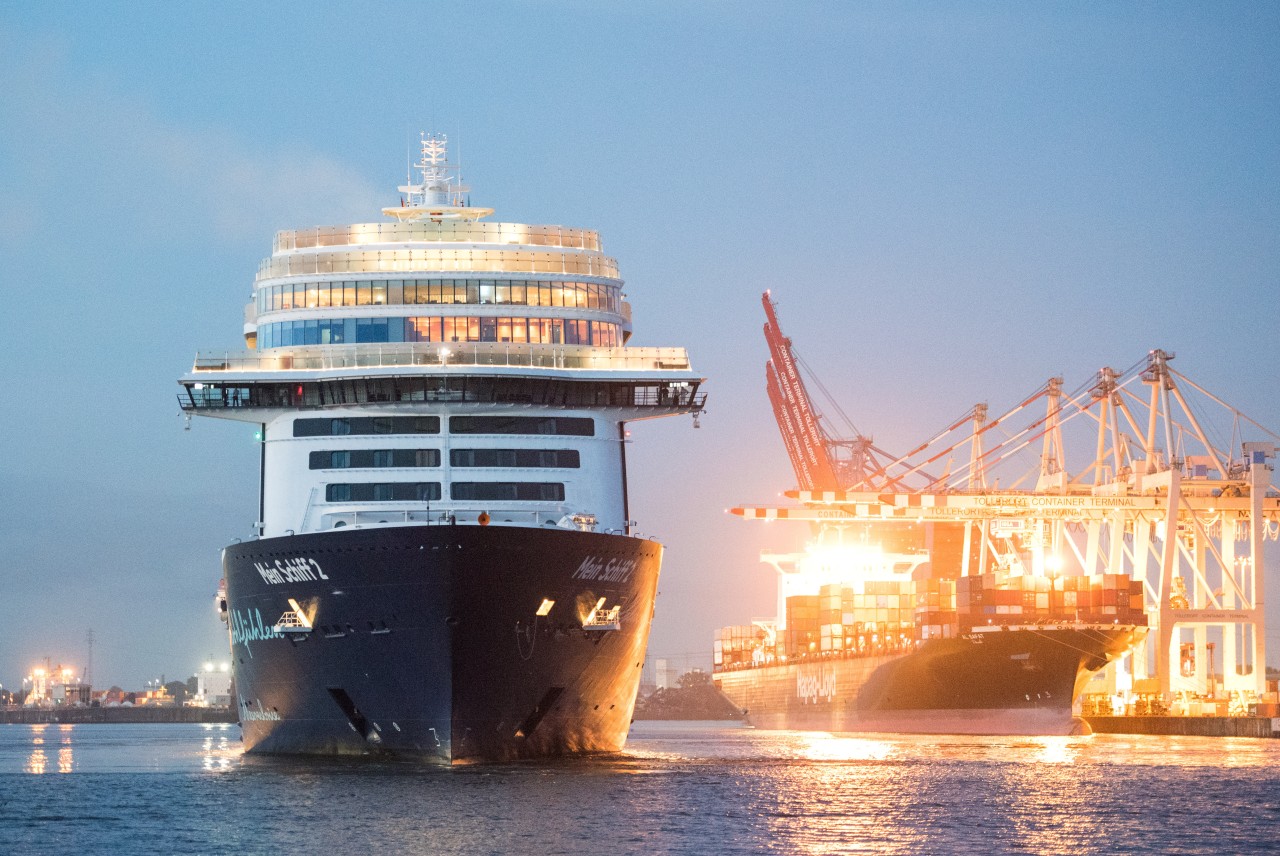 Die „Mein Schiff 2“ läuft in Hamburg ein. 