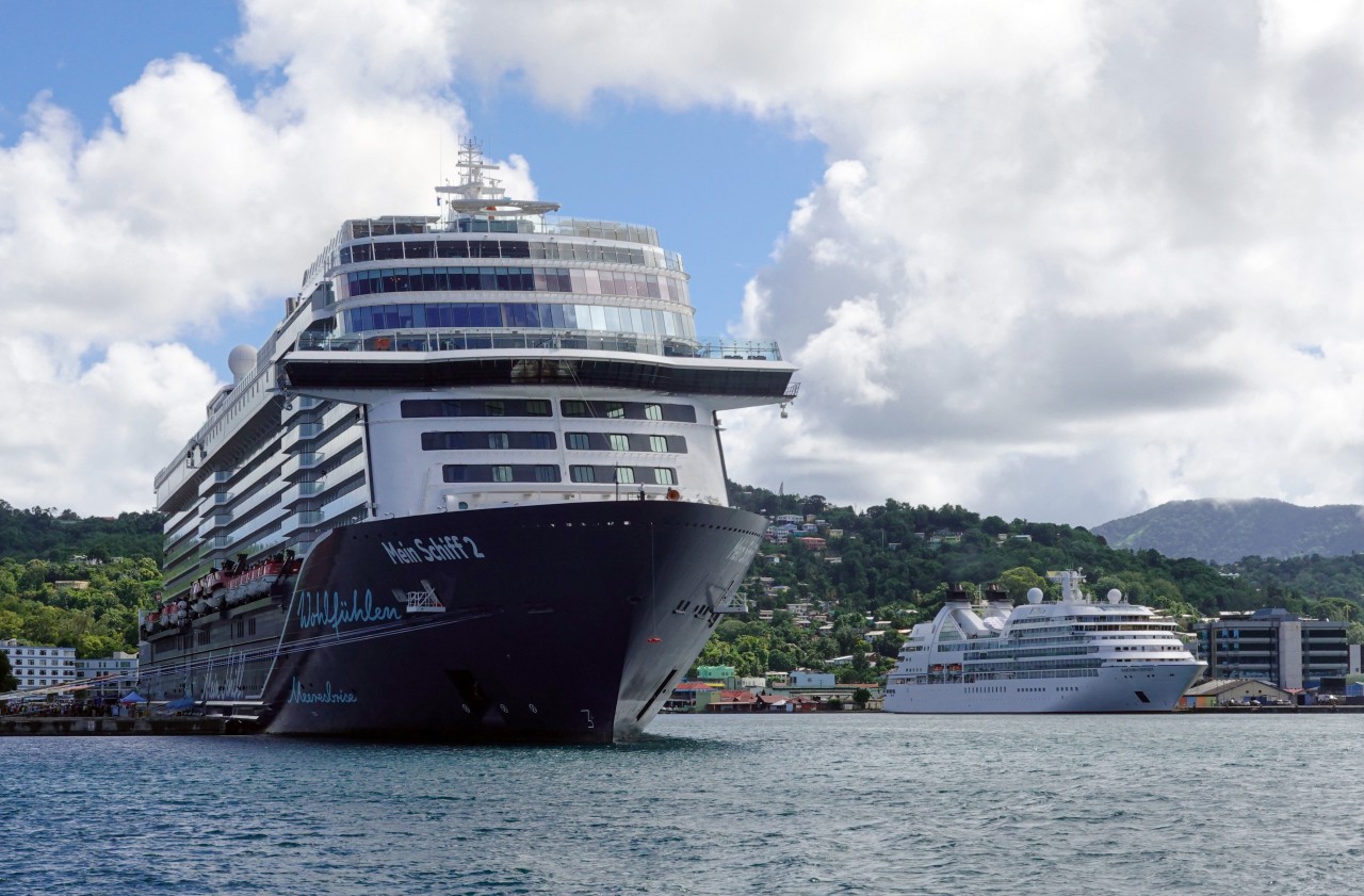 Das Kreuzfahrtschiff „Mein Schiff 2“ während eines Stopps auf der Karibik-Reise.