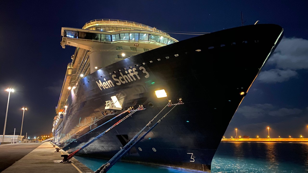 Die „Mein Schiff 3“ liegt an einem Hafen.