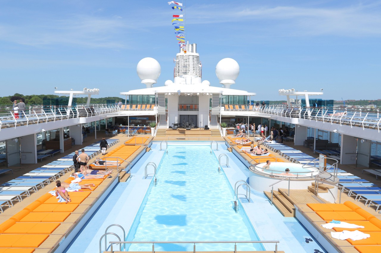 Was sich rund um den Pool der „Mein Schiff 4“ abspielt, sorgt selbst bei der Crew für Verzweiflung (Symbolbild).