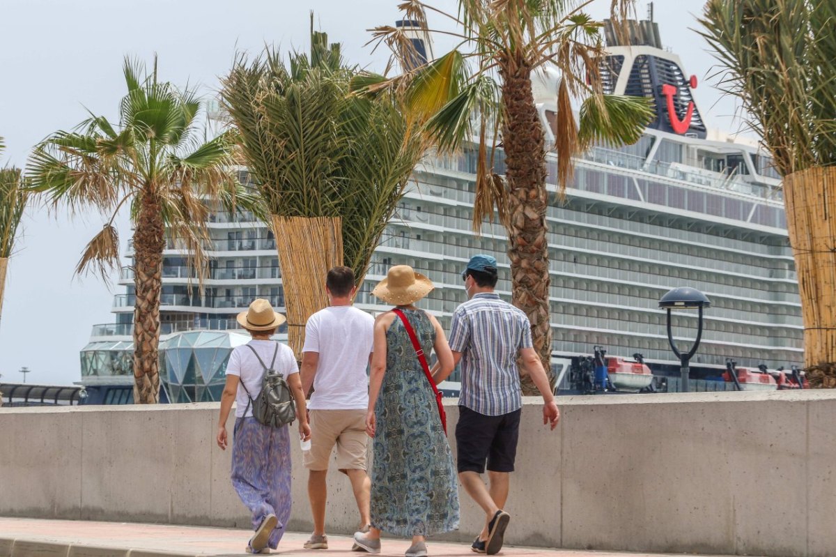 Mein Schiff Aida Crew Kreuzfahrt Seetag Hafen Mittelmeer Fragen Rezeption Gäste Seetag