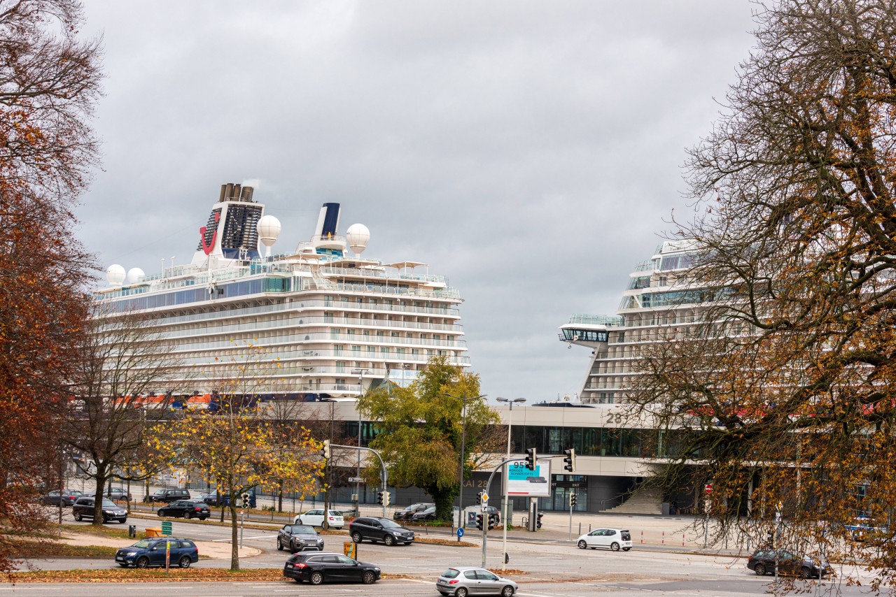 Zwei „Mein Schiff“-Dampfer im Hafen.