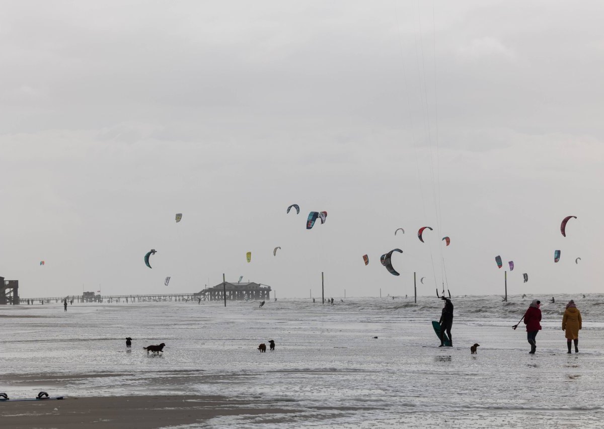 Menschen am Strand von Sankt Peter-Ording.jpg