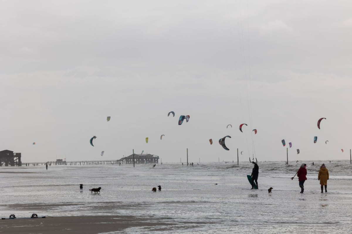 Menschen am Strand von Sankt Peter-Ording.jpg