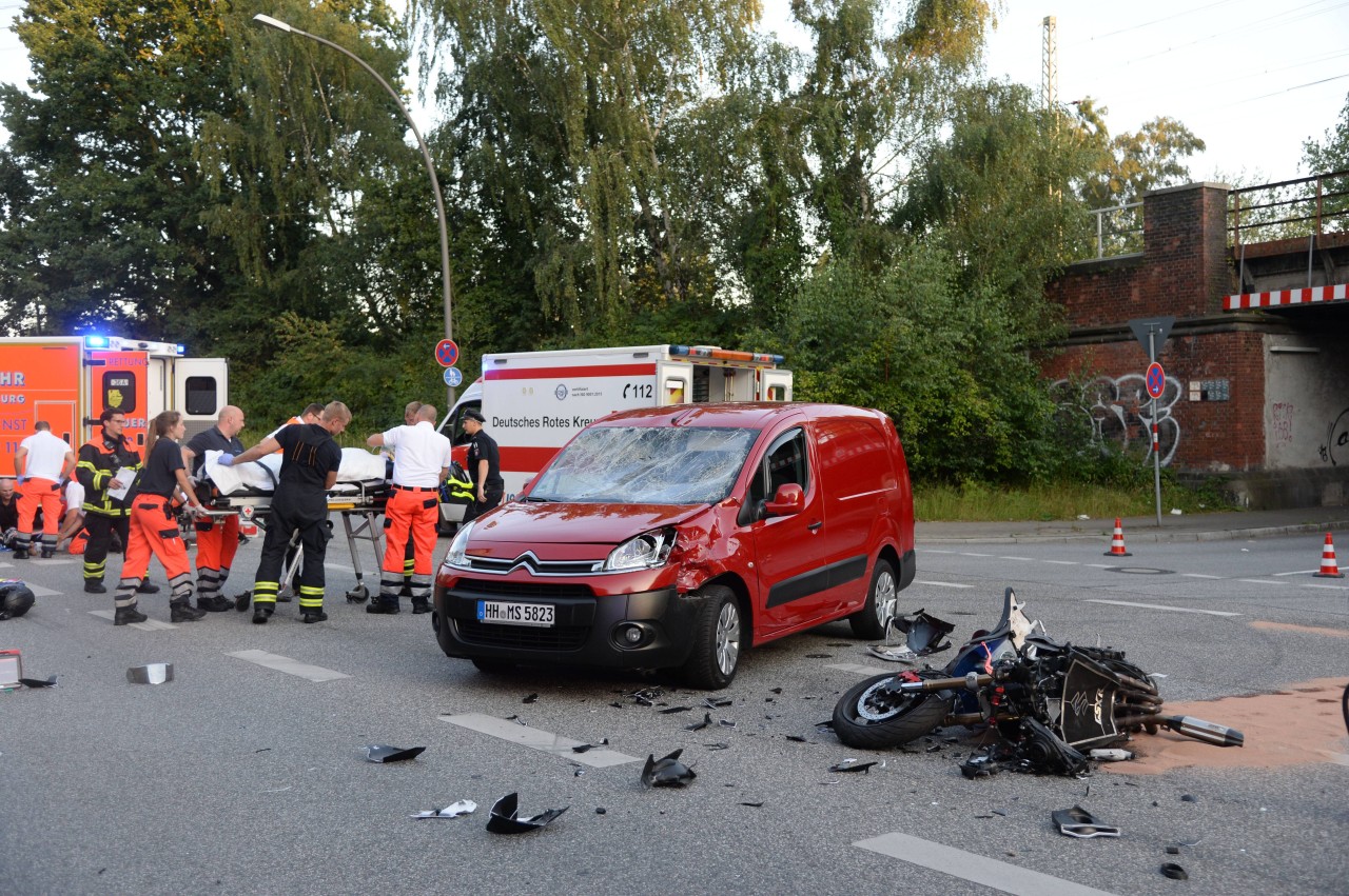 Motorradunfälle haben immer wieder heftige Folgen, wie hier in Hamburg.