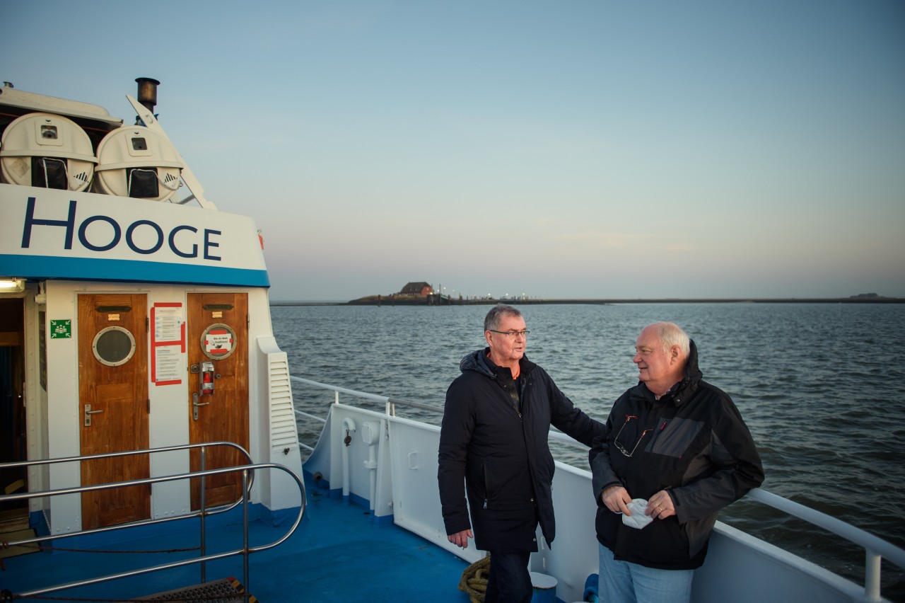 Urs Philipzig (l.), Mediziner aus Bredstedt und neuer Arzt von Hallig Hooge, und Gerhard Steinort (r.), Mediziner in Langenhorn