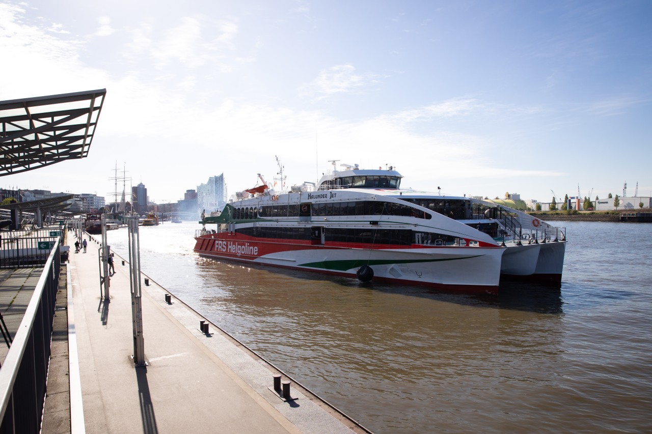 Die High-Speed Fähre „Halunder Jet“ legt von den Landungsbrücken zu einer Fahrt nach Helgoland ab.