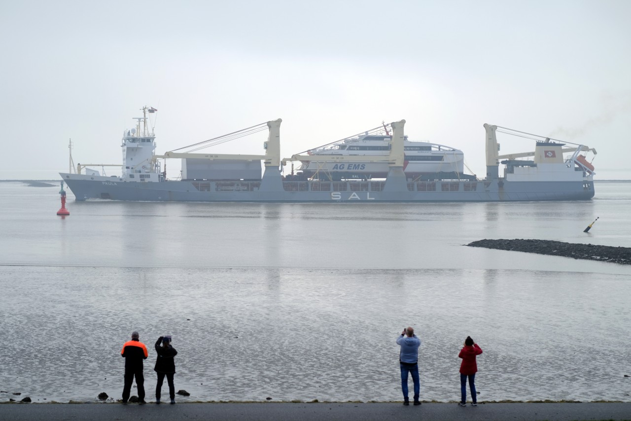 Die „MS Paula“ fährt auf der Ems bei Emden und hat dabei den neuen Katamaran „Nordlicht II“ für die AG Ems huckepack geladen. 