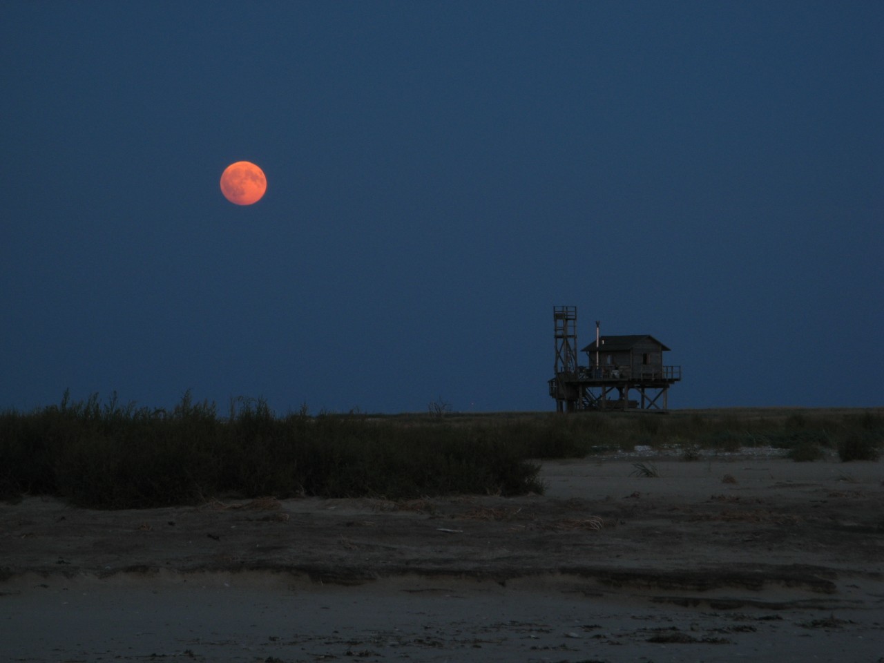 Nordsee: Die Unterkunft des Nabu auf Trischen bei Nacht.