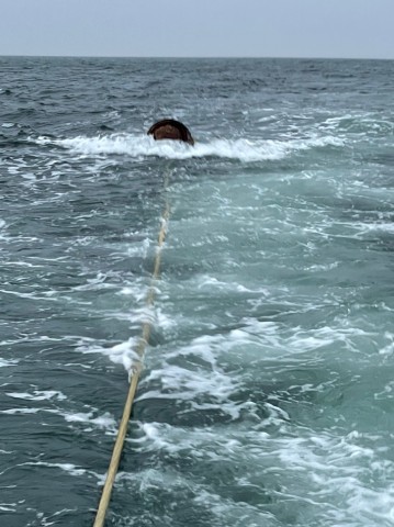 Die Antriebseinheit eines alten sowjetischen Torpedos wurde über die Ostsee in den Nothafen Darßer Ort gezogen.