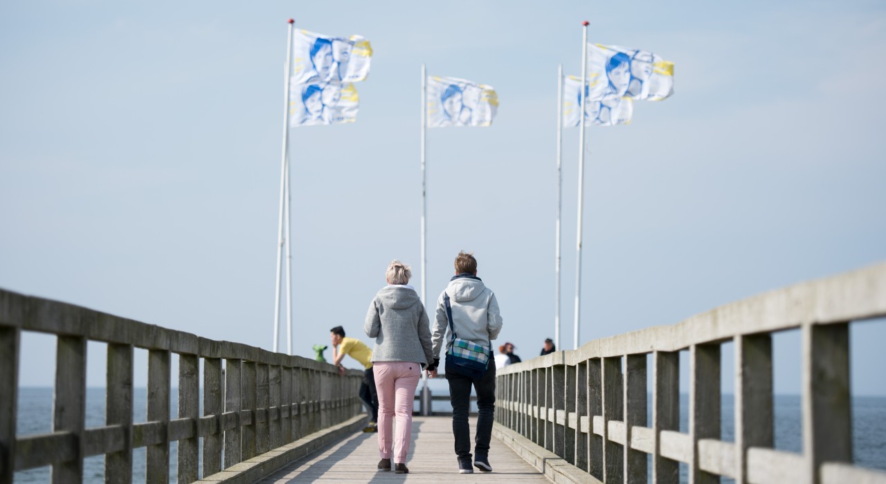 Passanten in Wangels an der Ostsee.