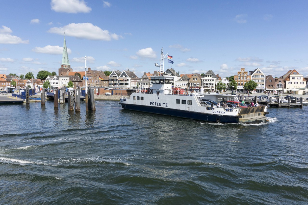 Ostsee: Stadtansicht von Travemünde mit der Priwallfähre.