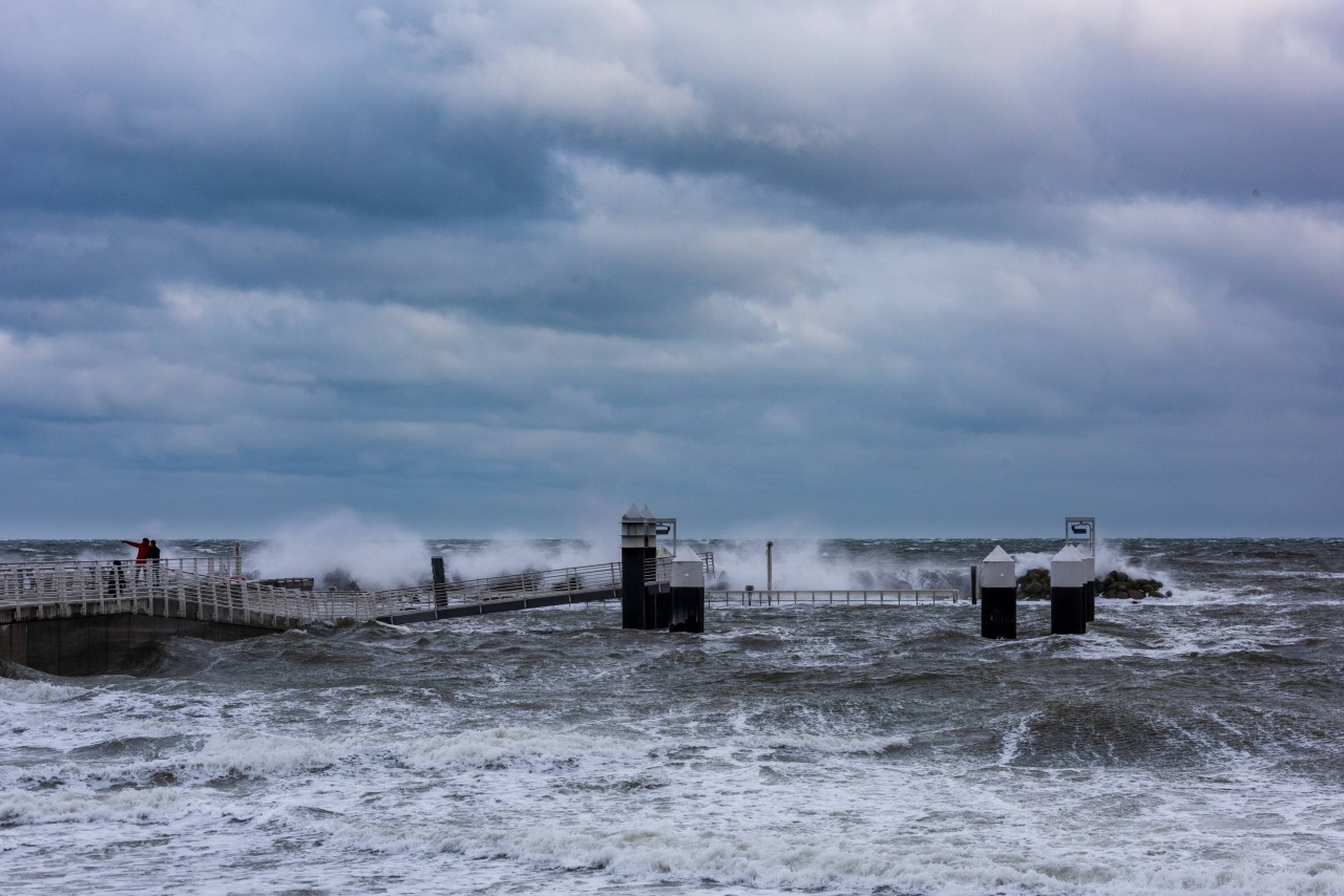 An der Ostsee sind am Sonntag gewaltige Aufnahmen entstanden (Symbolbild). 