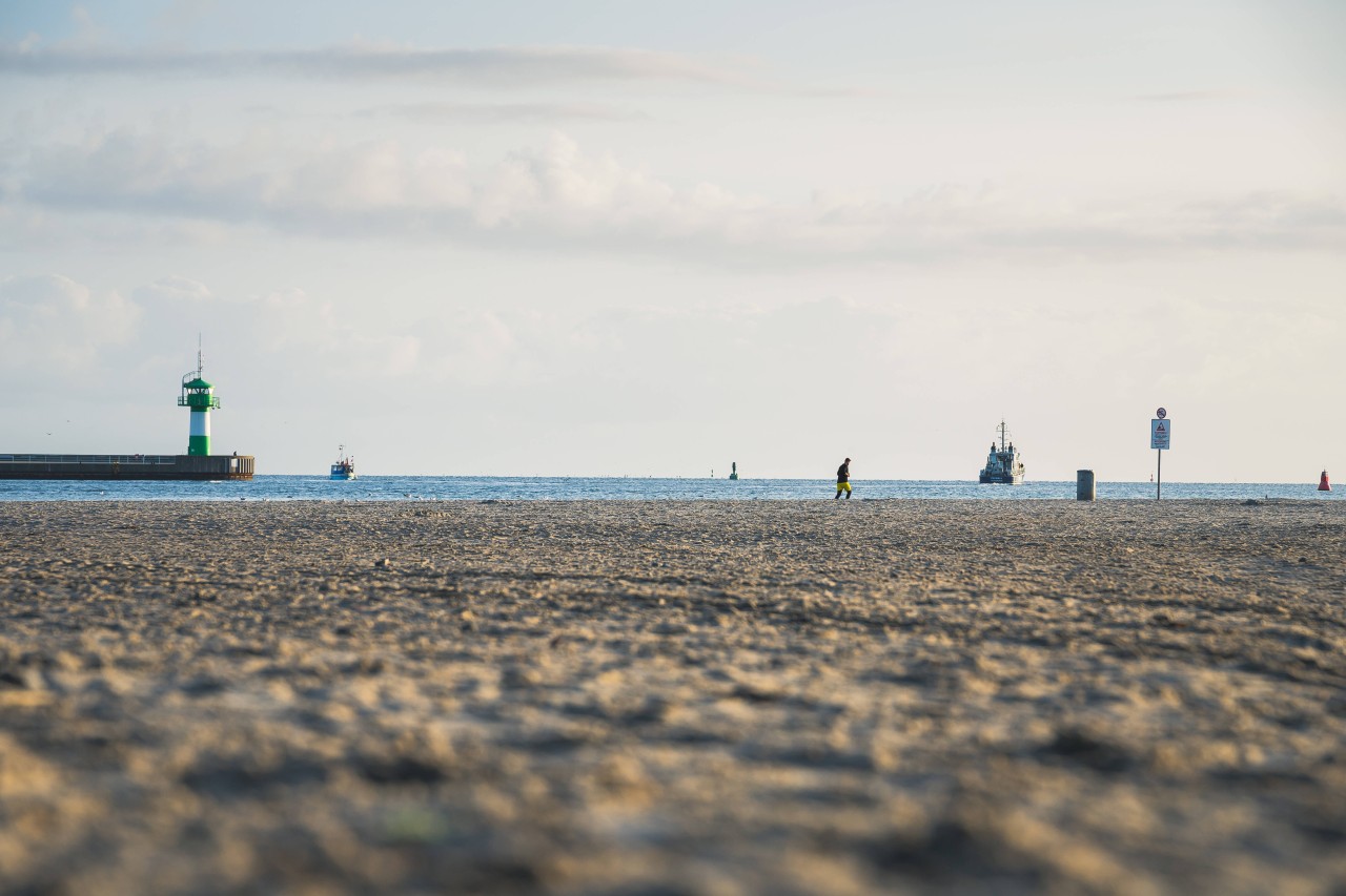 Spaziergänger in Travemünde. Besonders um Weihnachten herum treibt es eigentilch wieder viele Menschen an die Ostsee und Nordsee.