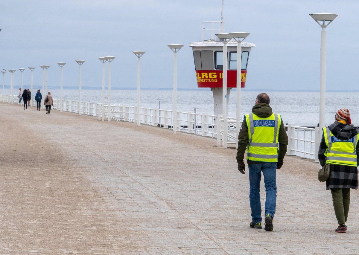 Ostsee Urlaub Touristen Travemünde Lübeck CDU Vandalismus Party Strand Besucher Nachts Park Grillen Lärm Eskalation