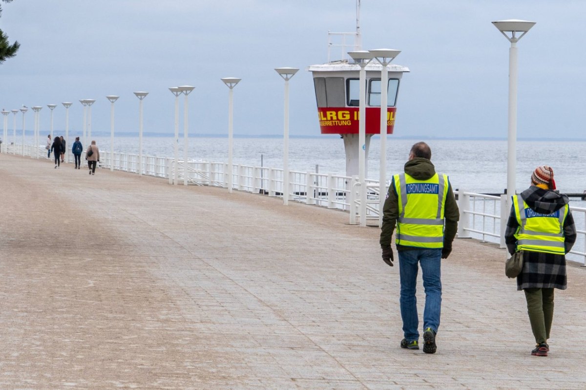 Ostsee Urlaub Touristen Travemünde Lübeck CDU Vandalismus Party Strand Besucher Nachts Park Grillen Lärm Eskalation