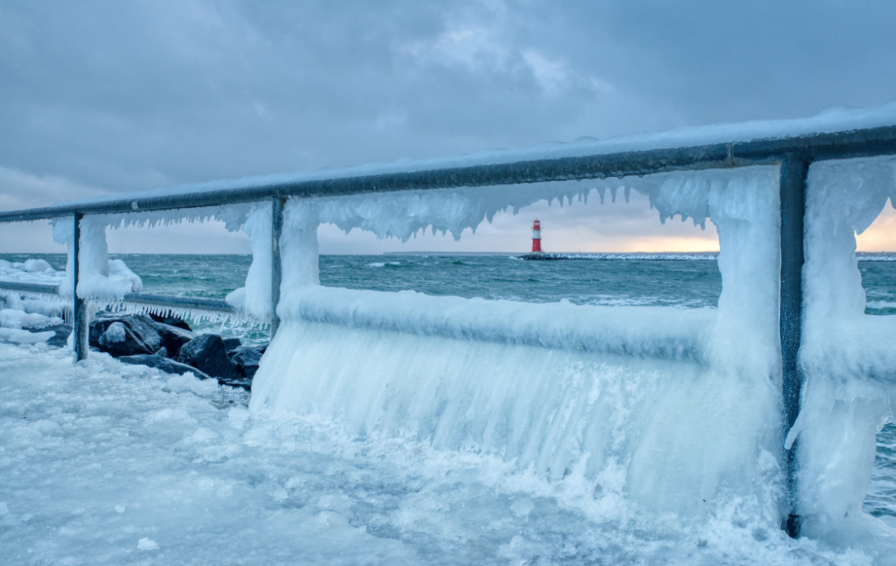 Eisig – Blick auf die Ostmole in Warnemünde. 