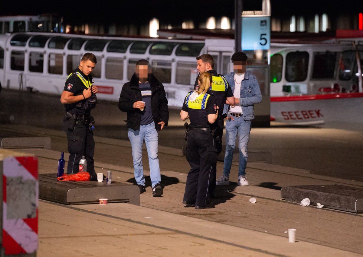 Polizei Hamburg Jungfernstieg.jpg