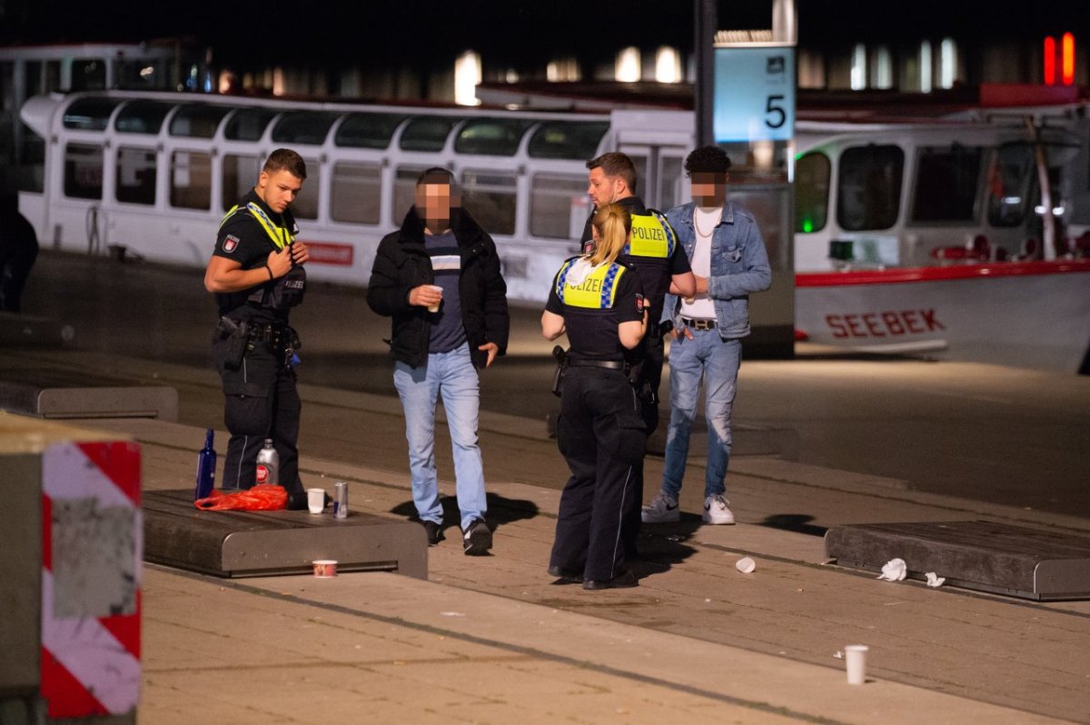 Polizei Hamburg Jungfernstieg.jpg