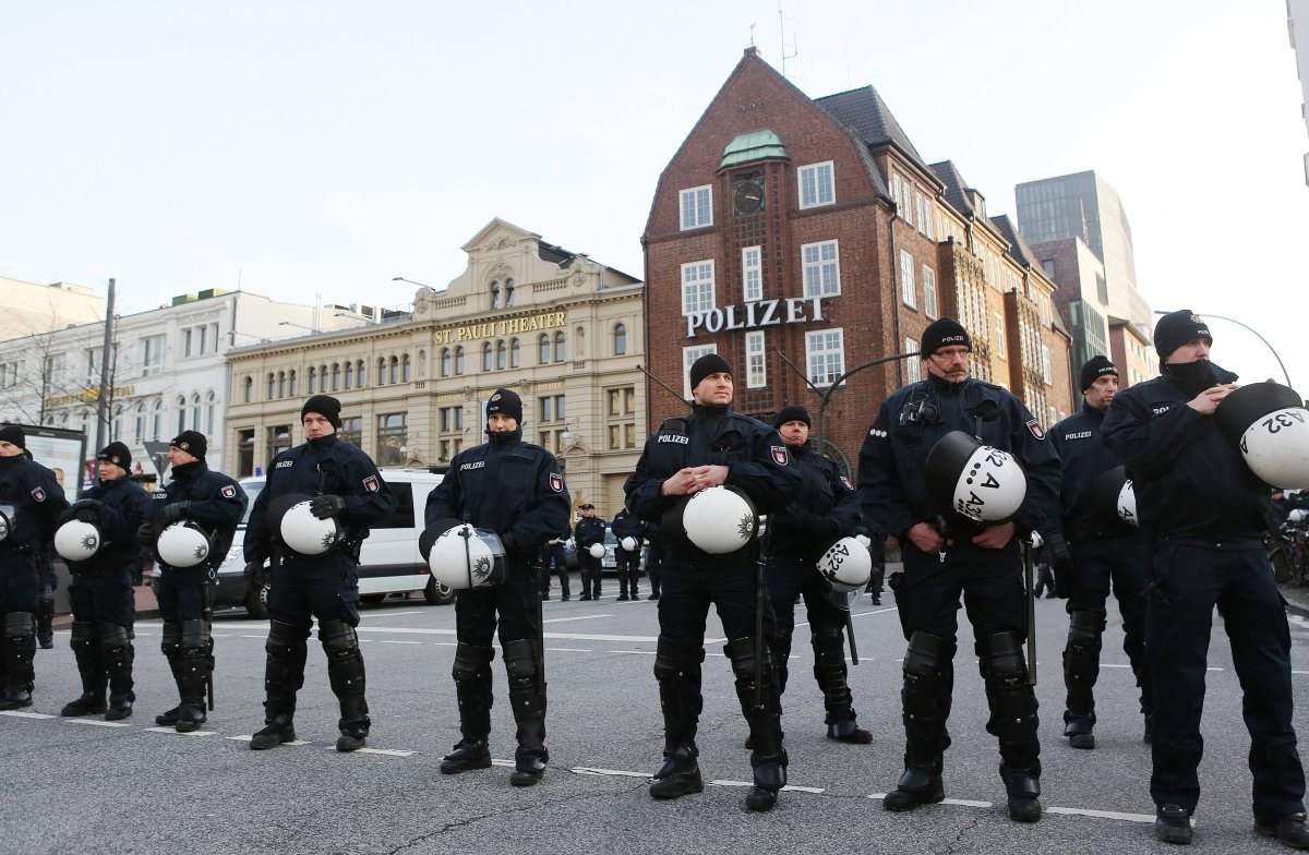 Polizei auf der Reeperbahn.jpg