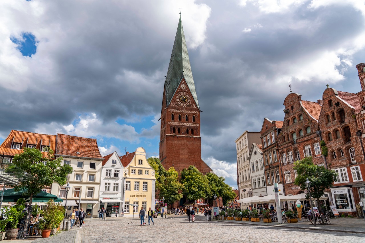 Alte Kirchen und Häuser, Pflastersteine und schmucke Plätze – das ist Lüneburg. 