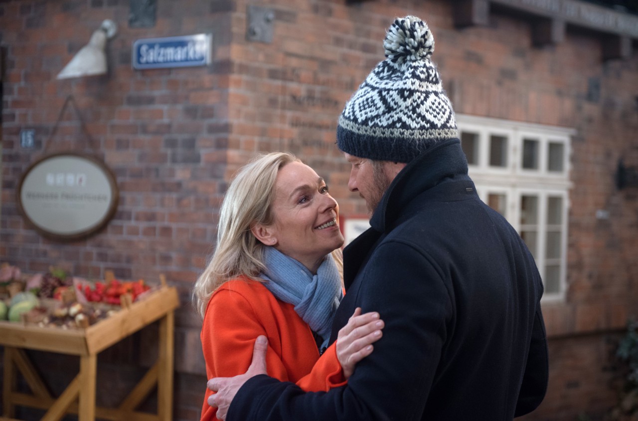 Mona (Jana Hora-Goosmann, l.) und Jens (Martin Luding, r.) nehmen schweren Herzens Abschied voneinander.