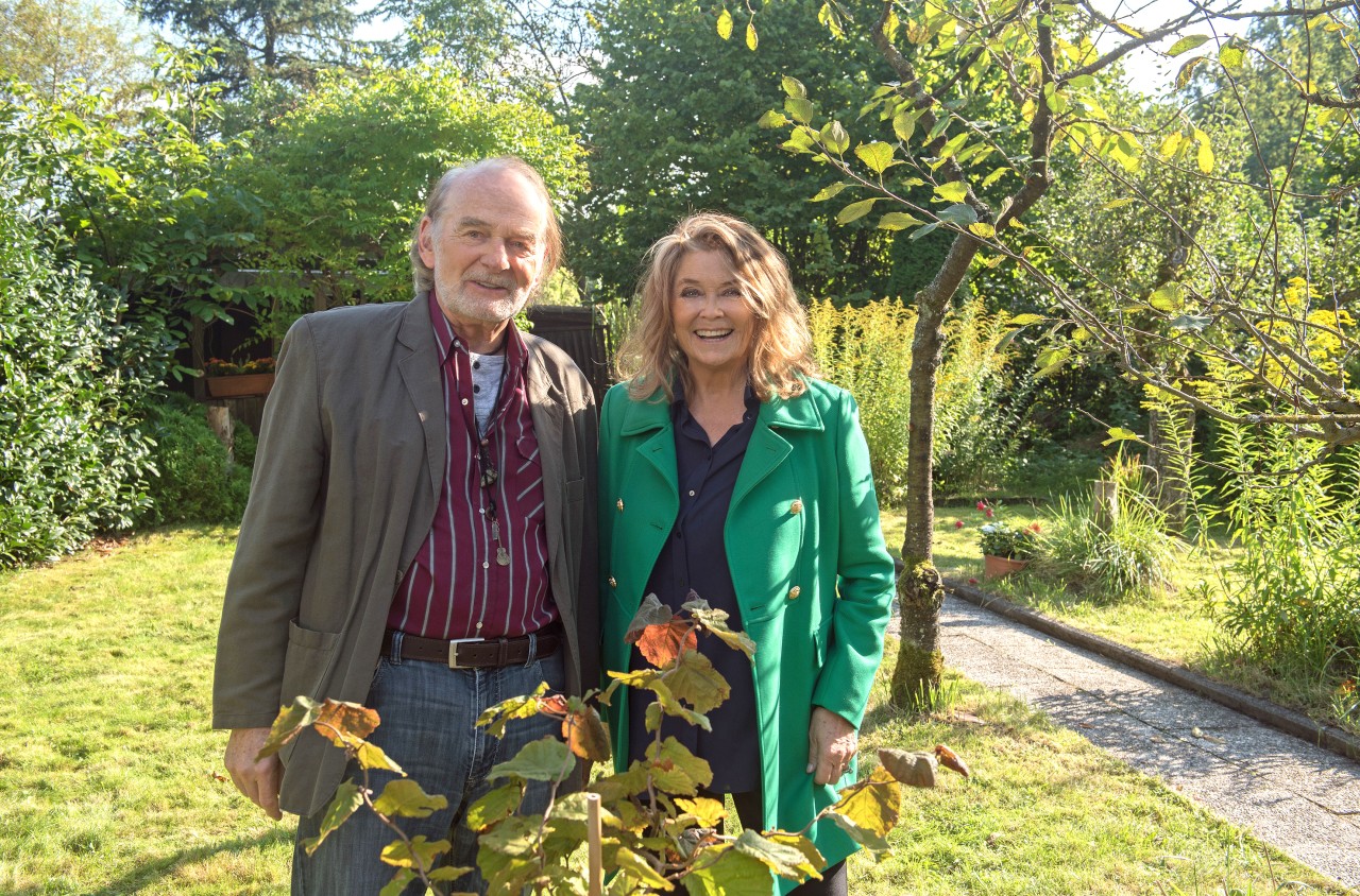 Wencke Myhre (r.) übernimmt die Gastrolle der „Tante Jonna“ (im Bild mit Claus-Dieter Clausnitzer, l.) bei „Rote Rosen“.