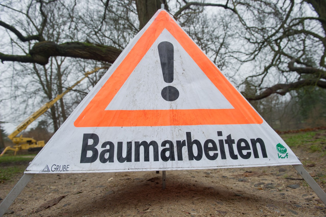 Ein Schild weist auf Baumarbeiten hin.