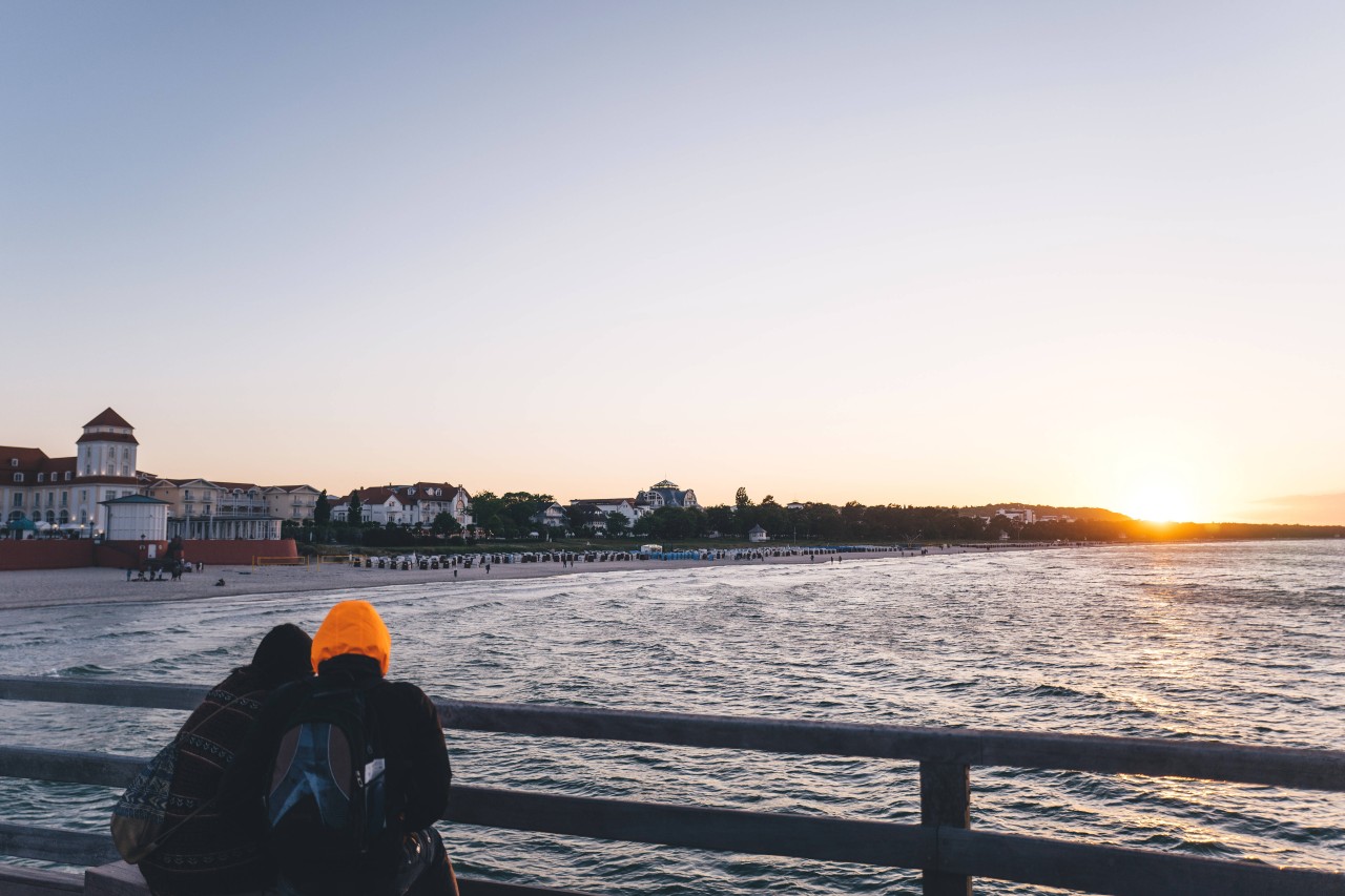 Menschen auf der Promenade in Binz auf Rügen.