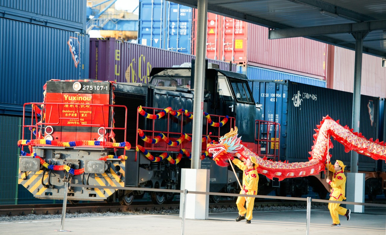 Der sogenannte „Yuxinou"-Zug fährt in Duisburg in einen Bahnhof im Hafen ein. 