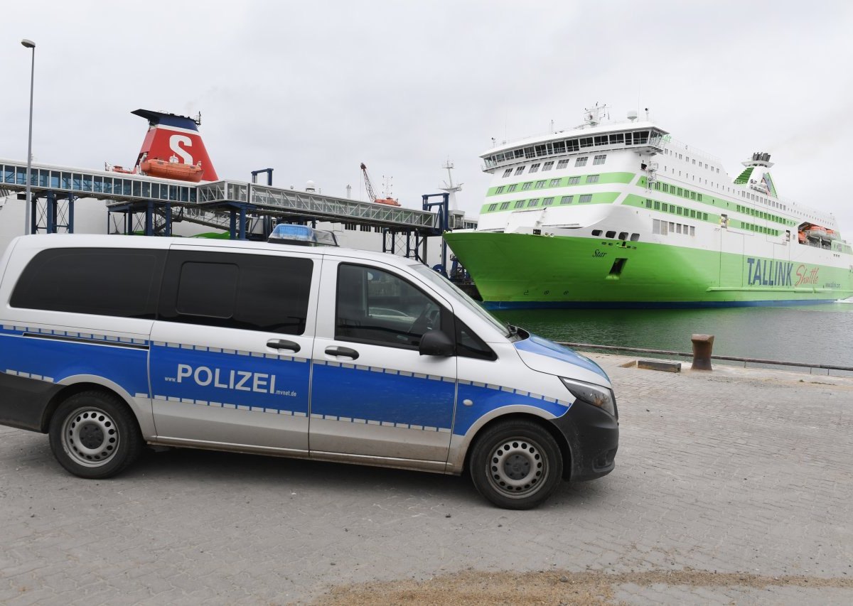 Rügen Jasmund Nationalpark Polizei Hubschrauber Verfolgung Ostsee