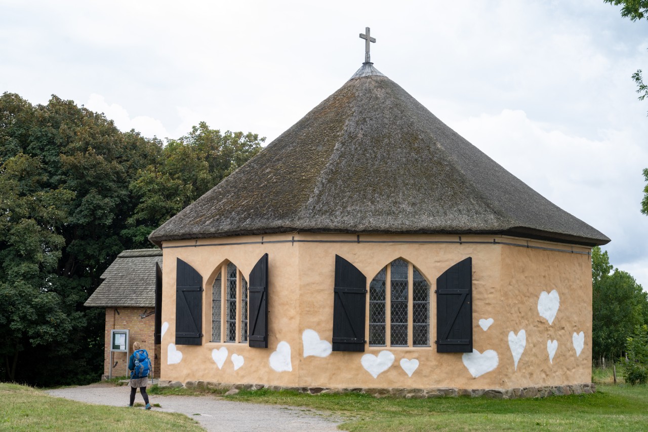 In der Nacht zum 25. Juli wurde auf alle Seiten der achteckigen Kirche 26 weißen Herzen aufgebracht. 