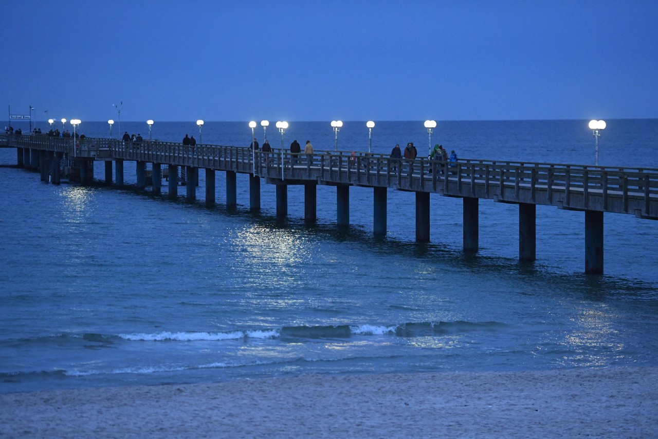 Laternen leuchten den Weg: Romantische Abendstimmung im Ostseebad Binz auf Rügen. 