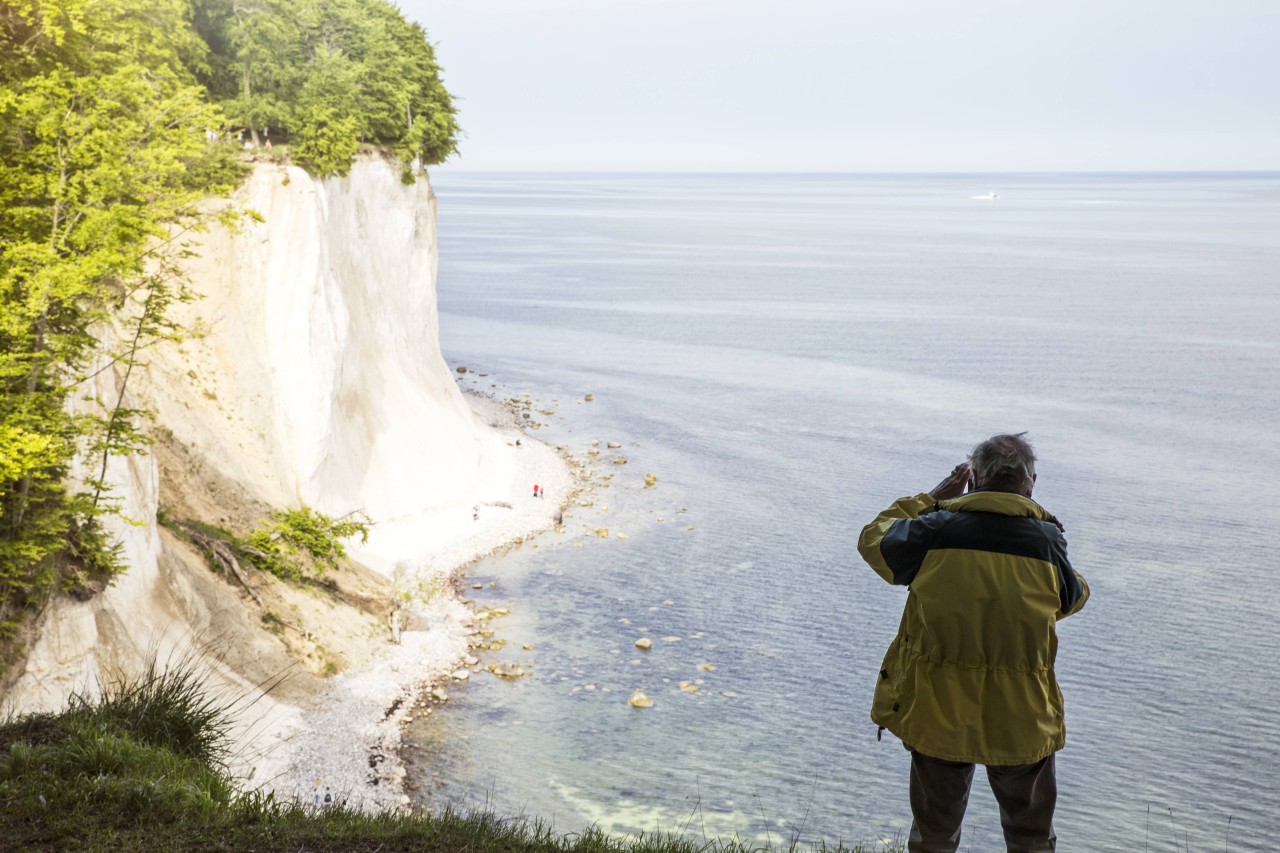 Ein Mann hat bei einem Spaziergang auf Rügen einen gruseligen Zufallsfund gemacht (Symbolbild).