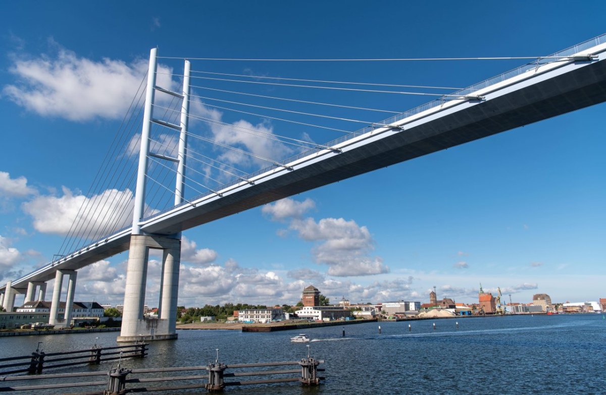 Rügen Rügenbrücke B96 Straße Sperrung gesperrt Polizei Stralsund Ostsee Insel Blitz Blitzeinschlag