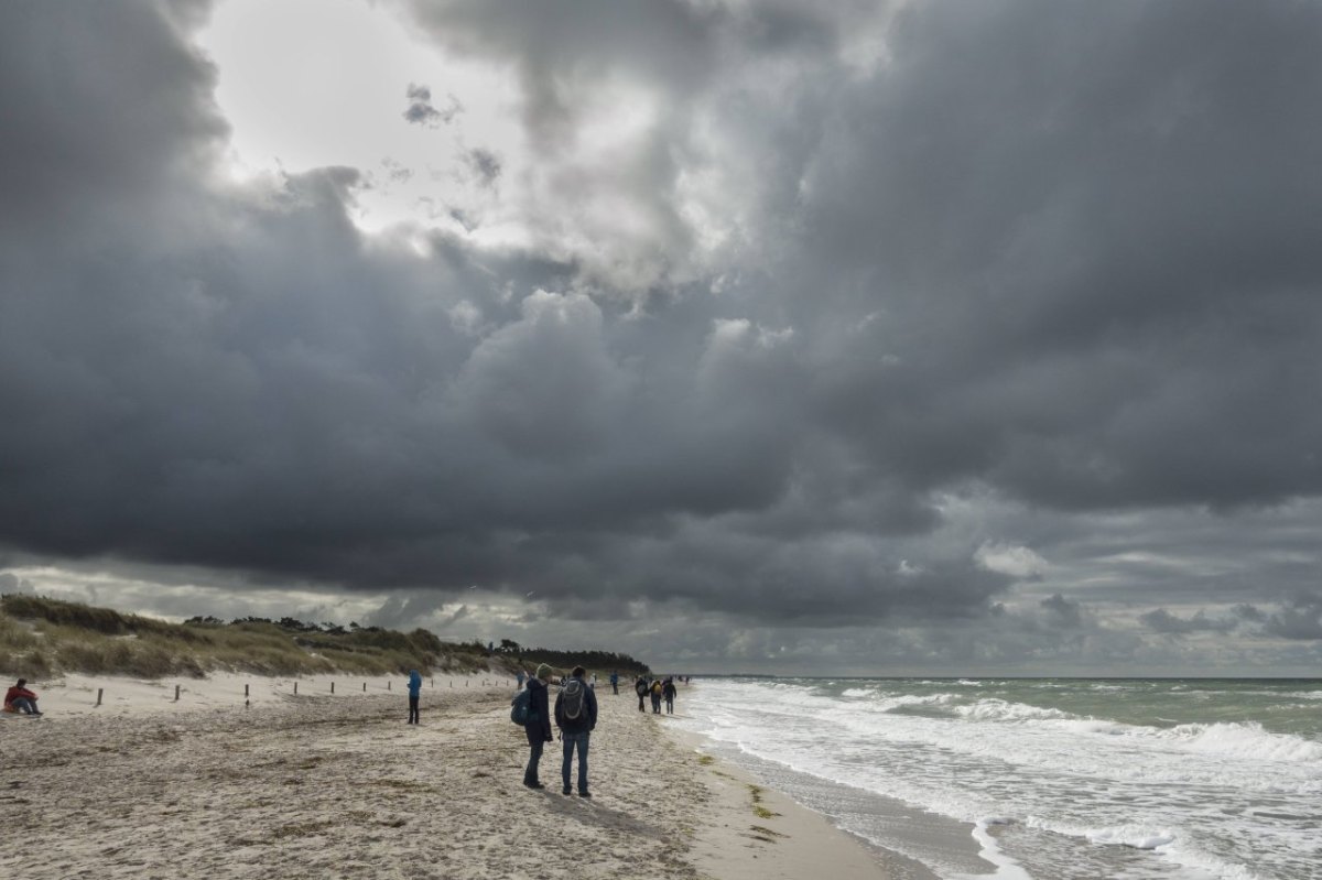 Rügen Spaziergänger Strand Regen.jpg