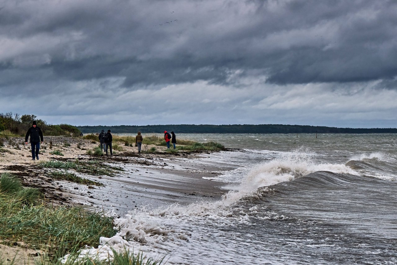 Menschen am Strand von Rügen