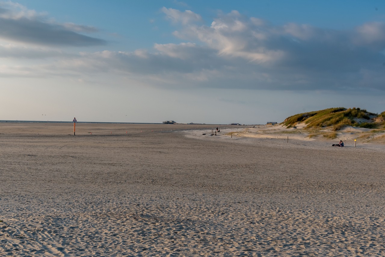 Wenn an der Nordsee Ebbe herrscht, liegt das Meer in weiter Ferne. 