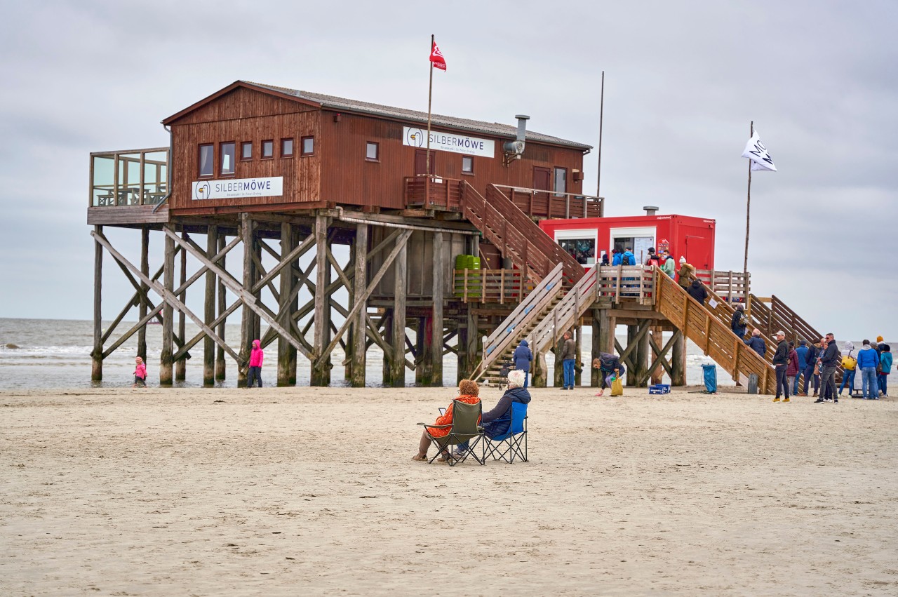 Am Strand von Sankt Peter-Ording kommt es immer wieder zu den gleichen, unschönen Szenen (Symbolbild).