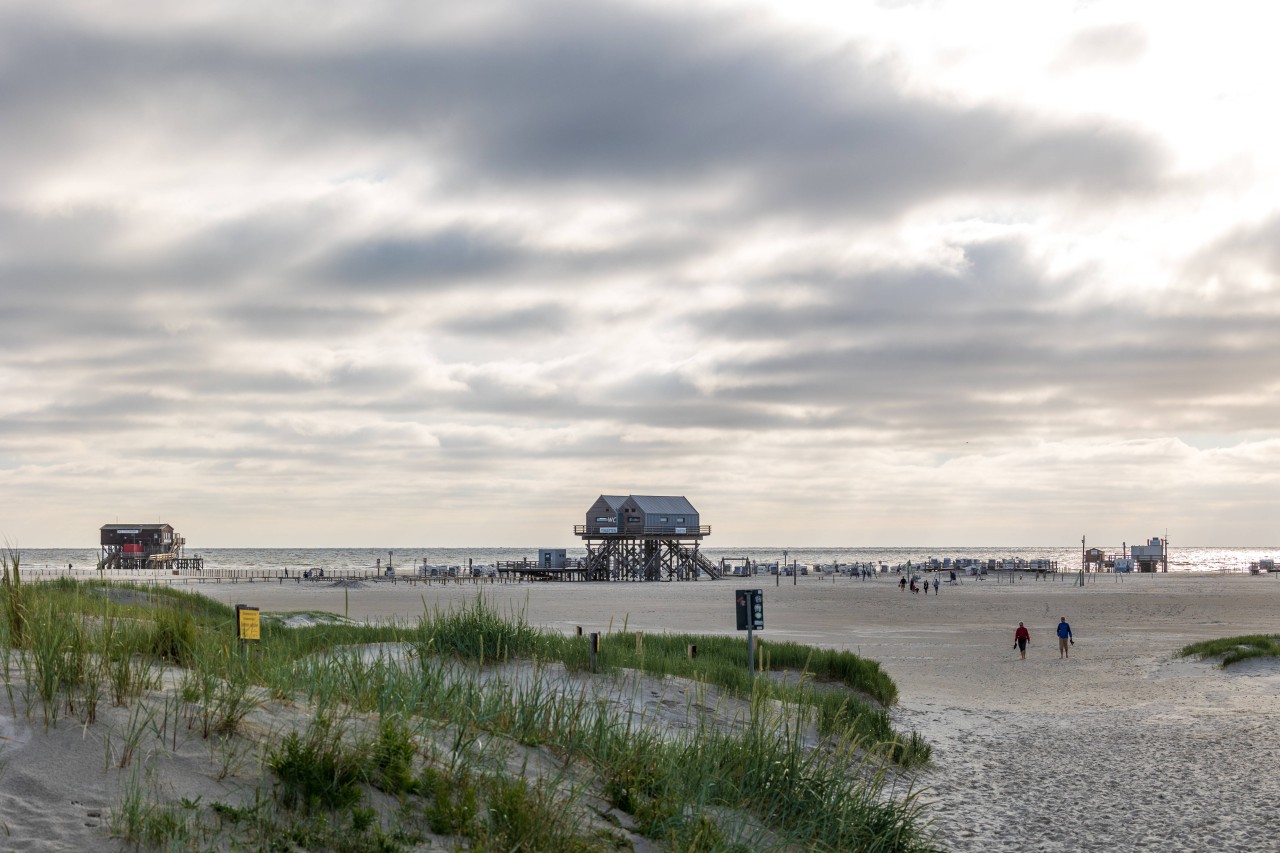 Eine Frau wollte mit ihrer Familie Urlaub in Sankt Peter-Ording machen. 