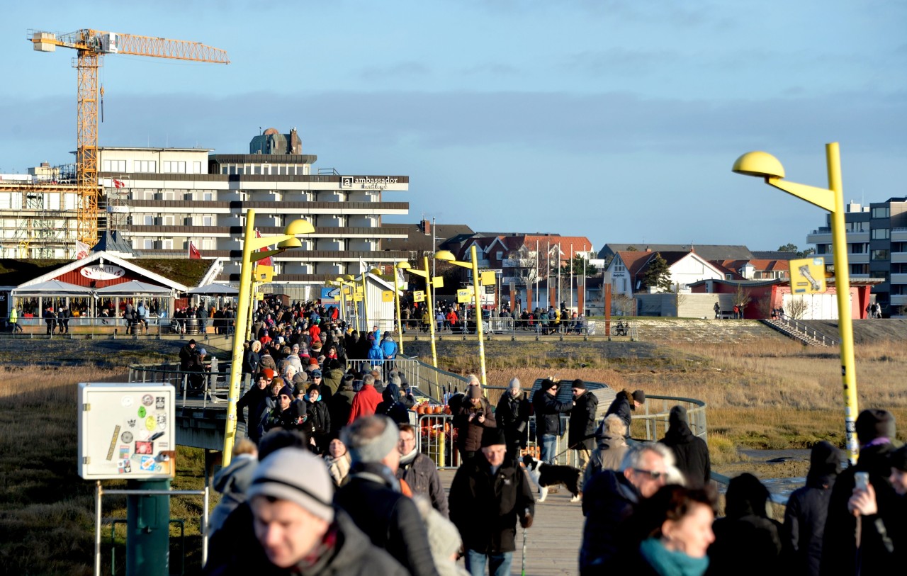 Touristen in Sankt Peter-Ording im Jahr 2019.