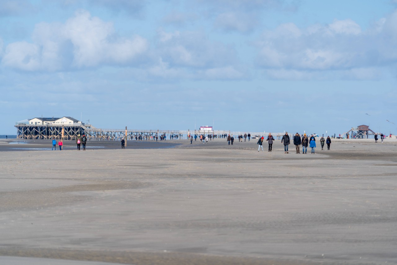 Touristen können wieder nach Sankt Peter-Ording und dort Urlaub machen. 