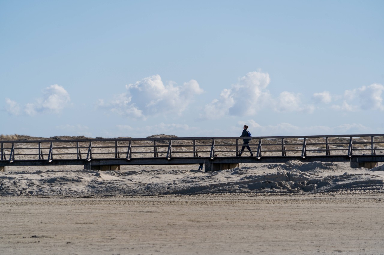 Sankt Peter-Ording: Menschen auf der Seebrücke sorgen für Ärger. (Symbolbild) 