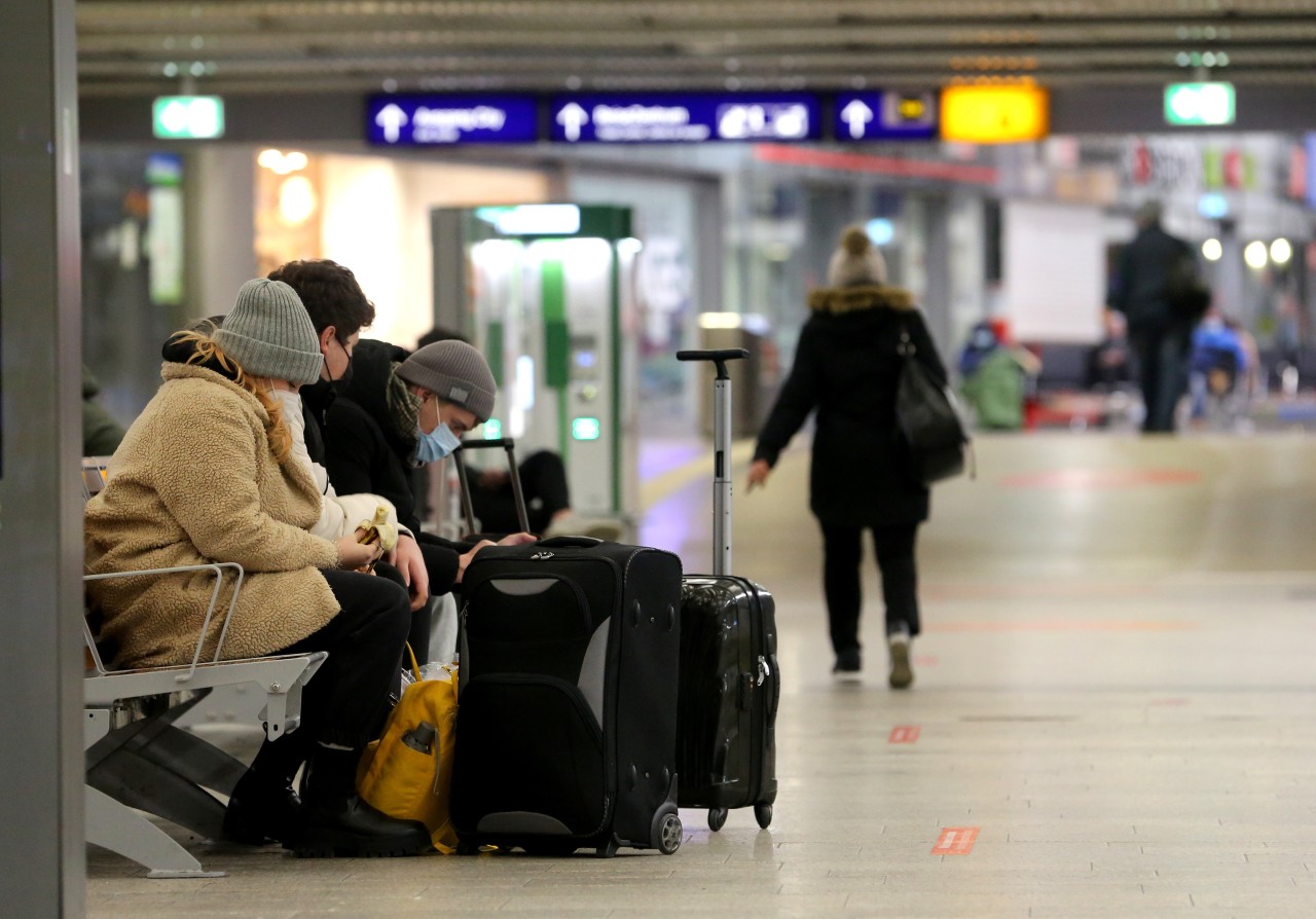 An vielen Bahnhöfen im Norden müssen Reisende wegen des Sturms auf ihre Züge warten. 