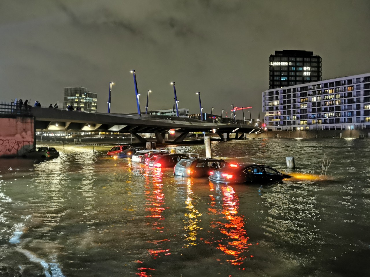 Autos in Hamburg stehen unter Wasser. Nur eine Folge der orkanartigen Böen und der Sturmflut.