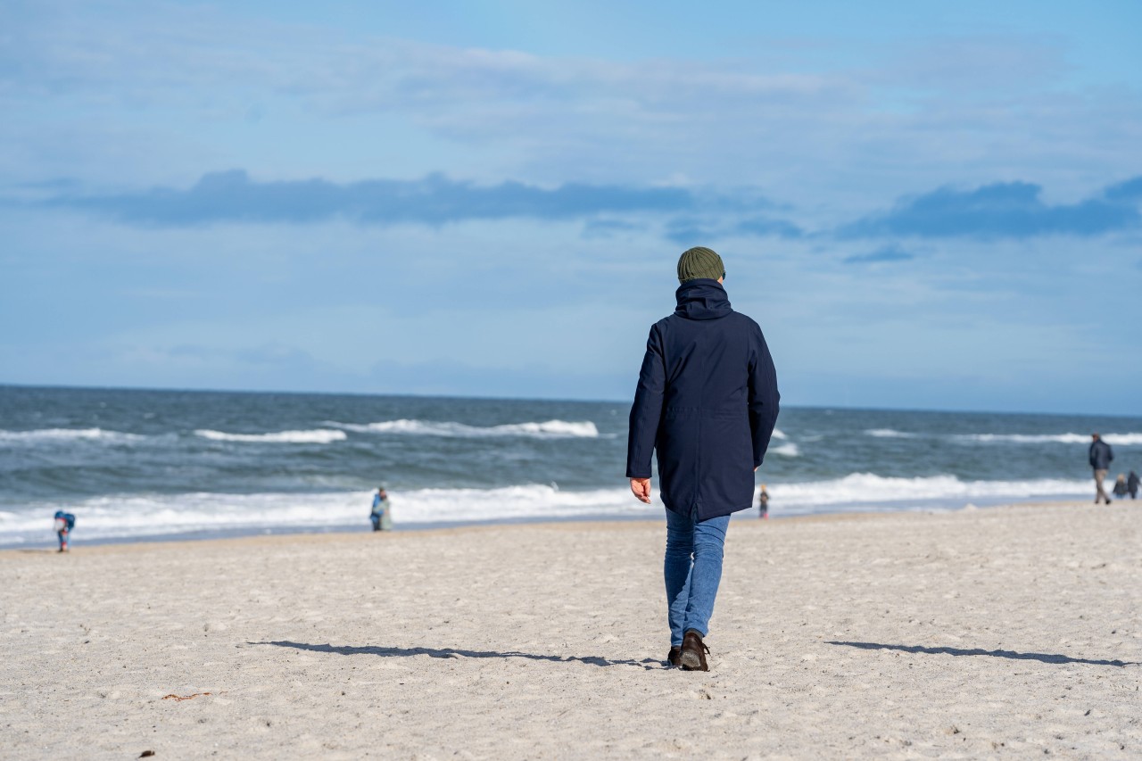 Ein Mann am Strand von Sylt.